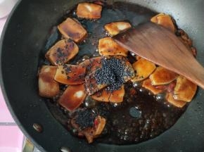 放黑芝麻翻炒。