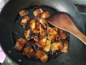 每一片年糕都粘上黑芝麻，可以出锅啦！