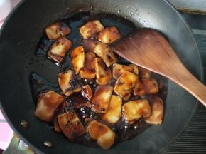 每一片年糕都粘上黑芝麻，可以出锅啦！