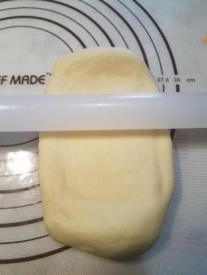 把裹入黄油的面片擀开。