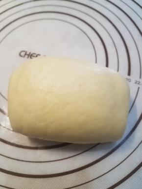 继续翻折，这样就完成了一次四折。总共做两次四折，两次操作之间可以醒面10-15分钟。