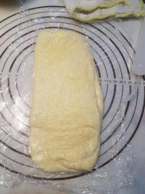 完成两次四折后的面团再次擀开。到此为止计算一下总共应该是做了2折+4折+4折，也就是32层。