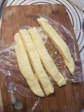 切分成四条。（有强迫症的话可以切去两端的一点点边角）