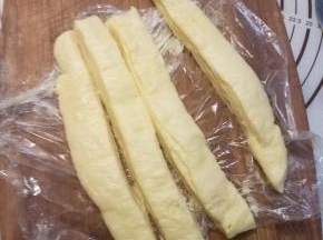 切分成四条。（有强迫症的话可以切去两端的一点点边角）