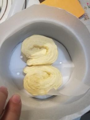 卷成长条形的卷状，两两一组，排入模具中（不沾模可以不用处理，普通模具我垫了油纸防粘）。卷的时候，特别是边上那两条，要特别注意方向。成对的两条是相对方向的，也就是说一条从左往右卷，一条从右往左卷。