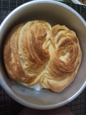 送入预热好170℃烤箱中层，上下火烤15分钟，再转160℃烤25分钟（中途加盖锡纸防止表面上色过深）出炉后立即脱模。