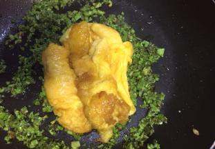 加入炒好的鸡蛋饼