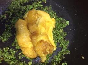 加入炒好的鸡蛋饼