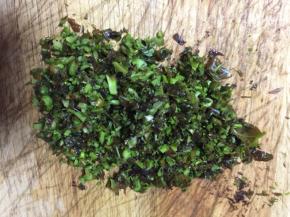 把椿芽连径带叶一起剁碎