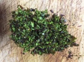 把椿芽连径带叶一起剁碎