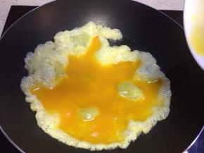 鸡蛋液迅速膨胀