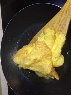 蛋液凝固金黄铲出