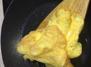 蛋液凝固金黄铲出