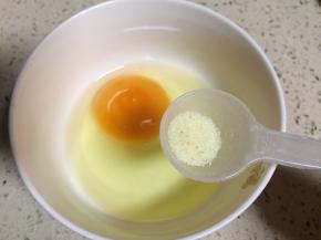 鸡蛋打入碗里，加入适量调味盐