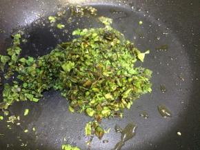 炒鸡蛋的底油放入剁碎的椿芽翻炒