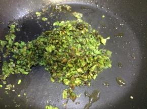 炒鸡蛋的底油放入剁碎的椿芽翻炒