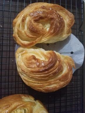 脱膜后马上放在晾晒上，防止底部有水蒸气，喜欢亮亮的表面可以刷一层蜂蜜水哟。