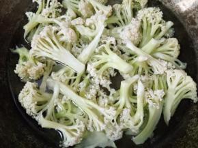 花菜洗净撕成小朵，入沸水焯熟捞出控水备用