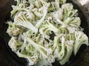 花菜洗净撕成小朵，入沸水焯熟捞出控水备用