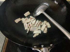 热锅凉油，下肉片翻炒至断生盛出备用