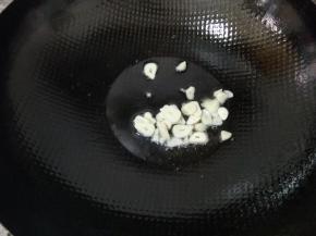 另起油锅，下蒜末爆香