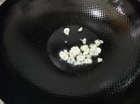 另起油锅，下蒜末爆香