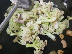 下花菜翻炒均匀，再放入肉片翻炒片刻