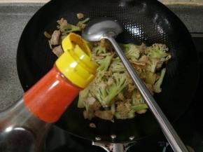 倒入二勺生抽，半勺老抽，盐调味