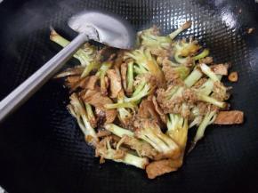 继续翻炒至裹色均匀即可