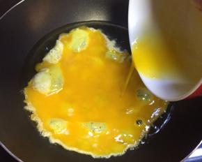 油温6.7成热倒入鸡蛋液