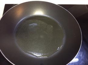 平底锅加入适量食用油