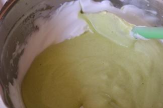 将切拌均匀的蛋糕糊倒入剩余的蛋白霜中