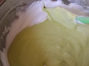 将切拌均匀的蛋糕糊倒入剩余的蛋白霜中