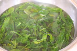 菠菜洗干净用热水烫一烫