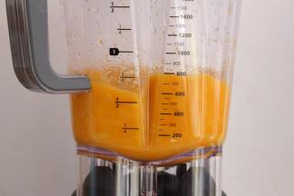 放入破壁机，加入适量的水，开启热汤功能，程序完成后倒出