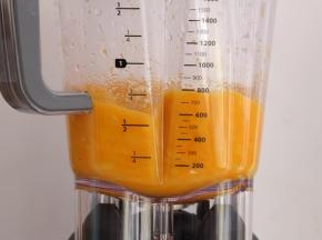 放入破壁机，加入适量的水，开启热汤功能，程序完成后倒出