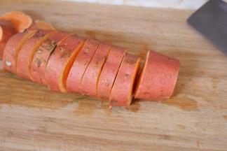 将地瓜洗干净切块