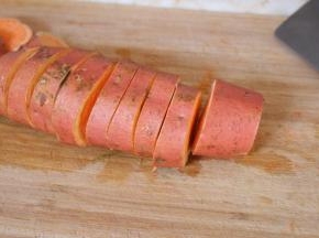 将地瓜洗干净切块