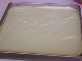 倒入烤盘，刮平表面，震出气泡