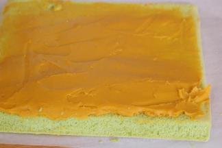 将红薯泥抹上，卷起即可