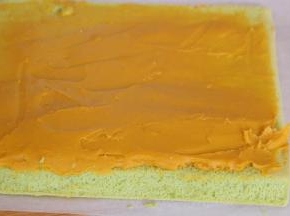 将红薯泥抹上，卷起即可