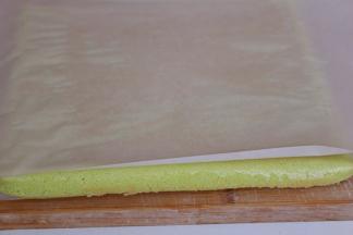 放入烤箱。180度25分钟。出炉倒扣，盖上油纸放置室温