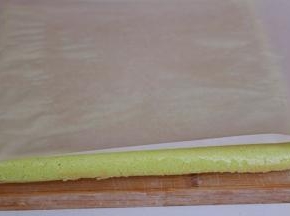 放入烤箱。180度25分钟。出炉倒扣，盖上油纸放置室温