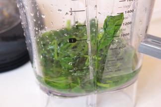 放入破壁机，加入适量的水