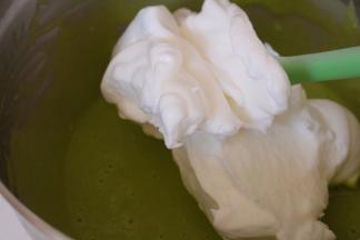 取三分之一的蛋白霜放入蛋黄糊中