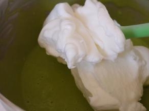 取三分之一的蛋白霜放入蛋黄糊中