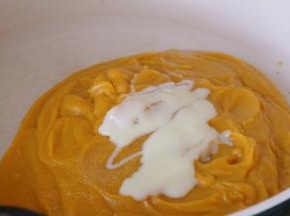 加入炼奶和细砂糖