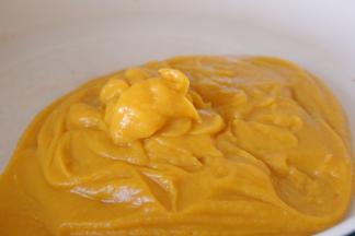 倒入不粘锅中，开小火