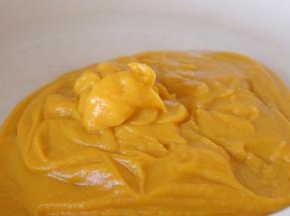 倒入不粘锅中，开小火