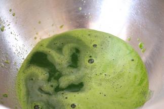 取75克菠菜汁备用